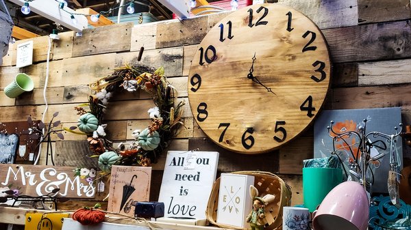 Adoptez une horloge en bois pour sublimer votre intérieur